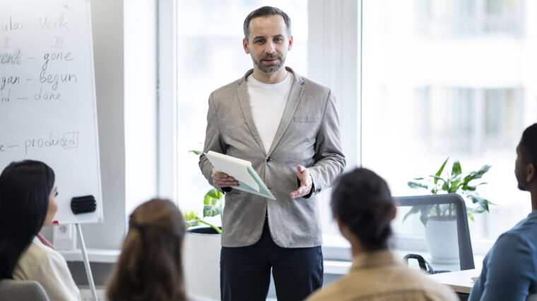 Man som föreläser inför en grupp