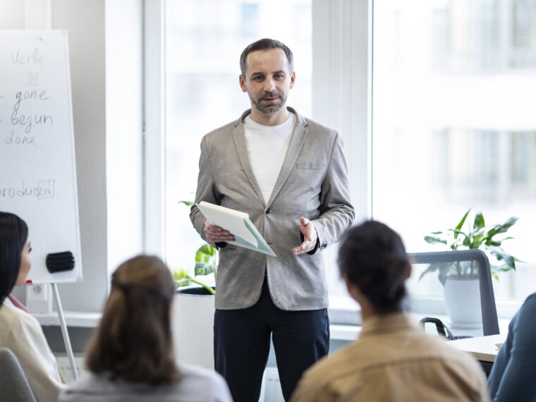 Man som föreläser inför en grupp