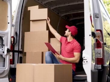 Man som packar flyttbil