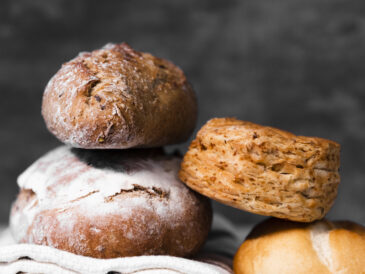 Nybakt bröd staplat