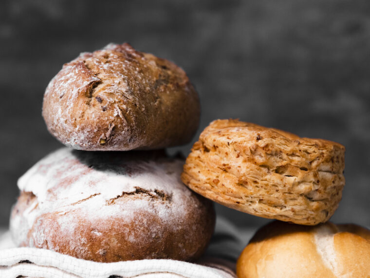 Nybakt bröd staplat